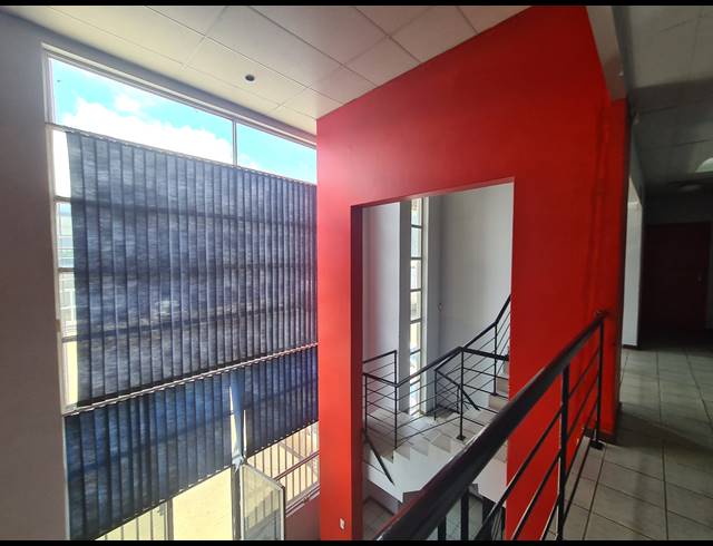 1,261M² OFFICE TO LET IN HALFWAY HOUSE